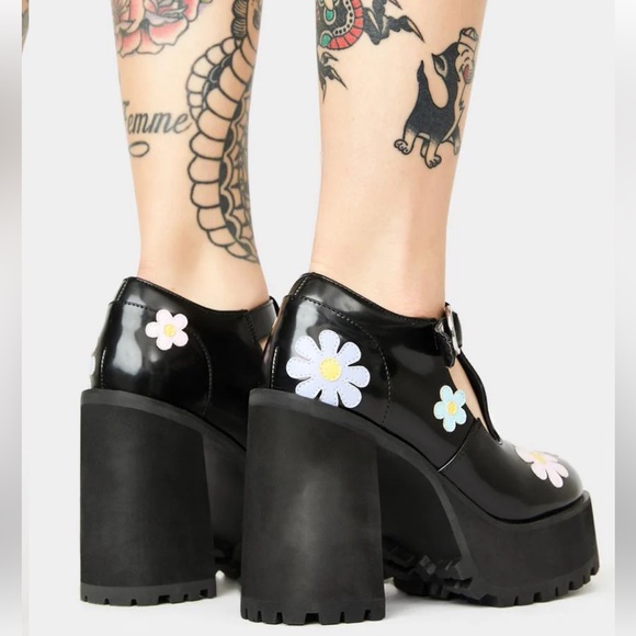 DELIA*S FLOWER POWER PLATFORM MARY JANES - Picture 14 of 16